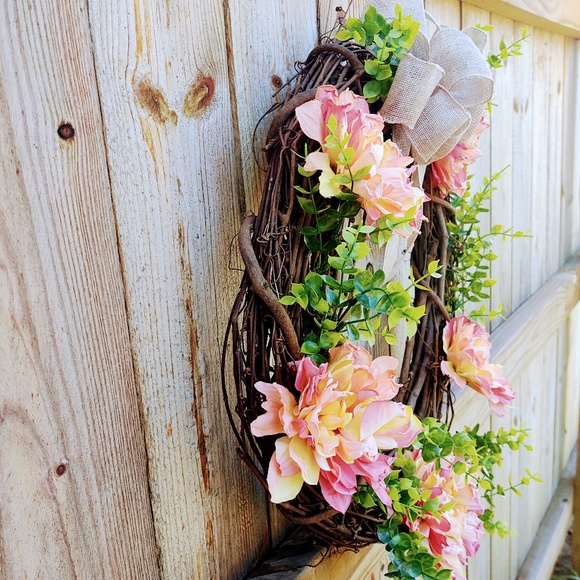 HAND CRAFTED PEACH/PINK LIFELIKE FLOWERS & GREENERY GRAPEVINE WREATH 20" BURLAP - Picture 6 of 7